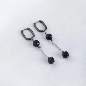 Серьги из натурального черного турмалина (шарик и кубик на цепочке), длина 66 мм, гипоаллергенный темный сплав