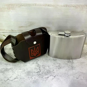 Фляга з нержавіючої сталі в шкіряному чохлі (Об'єм 950 мл/32 oz) Герб України KPT-32 A