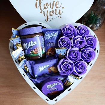 Подарунковий бокс у формі серця з солодощами Milka та трояндами для дівчини на день народження новий рік свято (ar407)