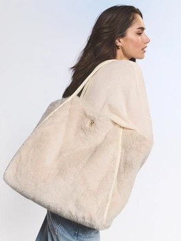 Пушистая сумка Victoria's Secret Faux-Fur Tote Bag молочного цвета арт. 30810