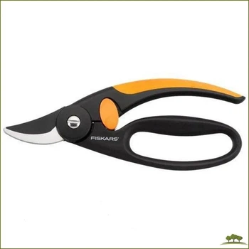 Плоскостной секатор Fiskars FingerLoop P44 111440 для удобной обрезки растений