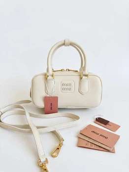 Жіноча сумка Miu Miu Arcadie Leather Bag 22*11*8 см молочного/кремового кольору з гладкої натуральної шкіри зі золотистою фурнітурою та тисненим логотипом.