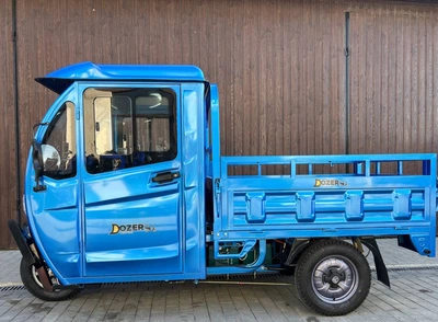 Вантажний електротрицикл DOZER 7K 2000W 72V 45Ah з кабіною триколісний електроскутер Дозер 7К
