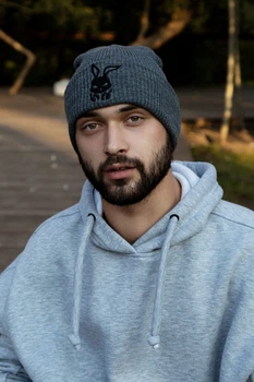 Стильная мужская шапка серого оттенка Intruder с шерстью и Bunny logo отлично сохраняет тепло и дополняет повседневный кэжуал лук