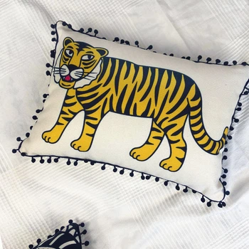 Подушка из мешковины с помпонами Тигр 45x32 см