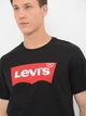Футболка хлопковая длинная мужская Levi`s Standard Housemark Tee 17783-0137 2XL Черная (5415211983649) - изображение 4