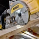 Пила торцовочная настольная сетевая DeWALT DWS777 - изображение 6
