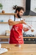 Фартух з креативним принтом і слоганом Cook Yeah з кишенями і регульованими застібками. Червоний. Подарункова упаковка. - зображення 4