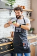Фартух Cook YEAH з принтом Surprise! I also cook (чоловік) і регульованими застібками. Чорний. Подарункова упаковка. - зображення 4