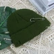 Короткая рваная шапка с булавкой болотный One size - изображение 1