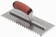 Нахилений зубчастий шпатель 279х114х13мм MARSHALLTOWN LayFlat™ Carbon Steel - изображение 1