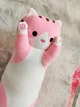 Большая мягкая плюшевая игрушка Длинный Кот Батон котейка-подушка Розовый 90 см - изображение 5