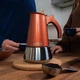 Кавоварка The London Sip Coffee Pot з нержавіючої сталі для індукційної плити, кава, як у барі, прямо до вашого дому з сучасним хромованим кавником, мідь, 3 чашки - зображення 3