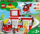 Zestaw klocków LEGO DUPLO Town Remiza strażacka i helikopter 117 elementów (10970) - obraz 1