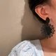 Сережки жіночі оригінальні ажурні у вигляді квітки чорного кольору - изображение 3