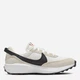 Buty sportowe damskie zamszowe na platformie do kostki Nike Waffle Debut DH9523-102 39 (8US) 25 cm Białe (196149211039) - obraz 1