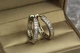 Серьги Xuping Jewelry дорожка из камешков с гладкими бортиками сзади дырочки 2 см серебристые - изображение 2