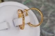 Серьги кольца Хuping Jewelry плоские с рисунком 2 см золотистые - изображение 2