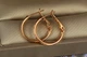 Серьги кольца Хuping Jewelry плоские с рисунком 2 см золотистые - изображение 3