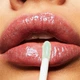 Блиск для губ Avon Ultra Colour Lip Gloss Spell Bound(Звабливий іній) 7 мл - изображение 2
