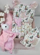 Набор для новорожденного: плед, подушка, пеленки и игрушки a.l.babybox Зайки на полянке Розовый - изображение 1
