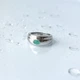 Срібна каблучка з натуральним смарагдом 0.4ct, вага виробу 5,32 гр (2140719) - зображення 3