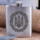Фляга сталева "Герб з вінком", Дерев'яна подарункова коробка з гравіюванням - зображення 1