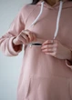 Утеплена сукня-худі для вагітних з капюшоном та секретом для годування Пудровий HN XXL - зображення 2