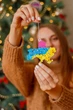 Новорічна патріотична дерев'яна ялинкова іграшка "Карта України" 10х6,5х0,5 см Жовто блакитний (60038) - зображення 2