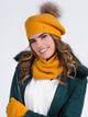 Beret damski z pomponem Kamea K.20.044.25 One Size Musztardowy (5903246734911) - obraz 1