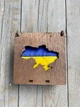 Флаг Украины 140х90см в сувенирной деревянной коробочке-шкатулке з вырезом карты нашей страны - изображение 3
