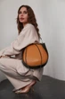 Современная кожаная женская сумка оригинальной формы с широкой ручкой Lamponi Guitar khaki/yellow - изображение 1
