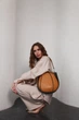 Современная кожаная женская сумка оригинальной формы с широкой ручкой Lamponi Guitar khaki/yellow - изображение 7