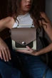 Сучасна та стильна шкіряна жіноча сумка кроссбоді Lamponi Chest one beige/ivory/khaki - зображення 13
