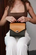 Сучасна та стильна шкіряна жіноча сумка кроссбоді Lamponi Chest one khaki/yellow - зображення 13