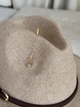 Шерстяная шляпа Федора с ремешком, пирсингом, цепочкой WOOL SIA молочная - изображение 3