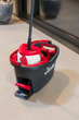 Набор для уборки Vileda Easywring&Clean Turbo ведро с педальным механизмом отжима 6 л + телескопическая швабра 55-130 см Черный с красным - изображение 4