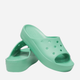 Klapki damskie Crocs Classic Platform Slide W CR208180-JAST 37-38 (W7) 23 cm Miętowe (196265242153) - obraz 2