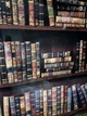 Вінілова наклейка на холодильник Книжкова шафа плівка коричневий фон книги глянцева 650*2000 мм - зображення 9