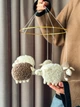 Детский музыкальный мобиль на кроватку для младенцев WooolyWool «Баранцы» с 35 мелодиями - изображение 1