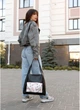 Женская сумка HOBO из экокожи с продуманным дизайном для ежедневного использования черная с принтом "Цветы" - изображение 3