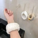 Напульсники для умывания на запястье из мягкой микрофибры 2 шт Белый (370318) - изображение 2