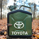 Подарочный набор для мужчин Канистра бар 5 л с оббивкой хаки с лого Toyota + 2 бокала - изображение 1