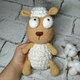 М'яка іграшка ручної роботи в'язана Овечка Доллі амігурумі Hand Made 20 см Молочна 202-44 - зображення 2