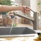 Cмеситель для кухни с выдвижной лейкой HANSGROHE Zesis M33 сатин латунь 74800800 - изображение 3