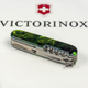 Складной нож Victorinox HUNTSMAN ZODIAC Зеленый деревянный дракон 1.3713.3.Z3240p - изображение 7