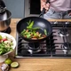 Сковорода KitchenAid Wok CFA 28 см з керамічним покриттям (CC003294-001) - зображення 4
