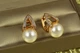 Сережки Xuping Jewelry Ватікан з перлиною 2 см золотисті - зображення 2