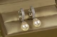 Серьги подвески Xuping Jewelry с жемчугом и дорожками сверху 2,8 см серебристые - изображение 2