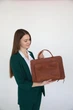 Шкіряна сумка-чохол для ноутбука 13" Apple / Asus / Dell / Lenovo / HP / Honor / Acer / Huawei / Xiaomi - (LC-05) - Коньячний - изображение 4
